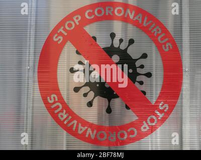 Beirut, Libanon. 17. April 2020. Ein Stop Coronavirus vor einem Beirut Supermarkt. Im Libanon wurden 663 Fälle von Coronavirus und 21 Todesfälle im Zusammenhang mit COVID-19, der durch das Virus verursachten Krankheit, registriert. Kredit: amer Ghazzal/Alamy Live News Stockfoto