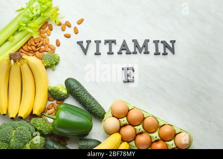 Gesunde Produkte reich an Vitamin E auf weißem Hintergrund Stockfoto