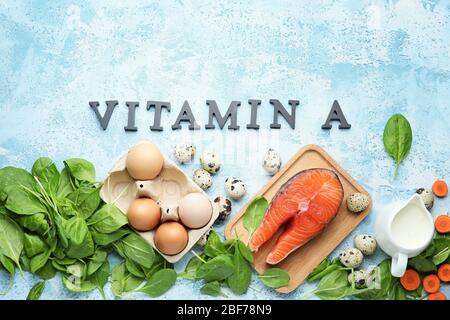 Gesunde Produkte reich an Vitamin A auf Farbhintergrund Stockfoto