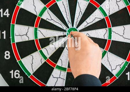 Junger Mann, der Darts spielt, in der Nähe Stockfoto