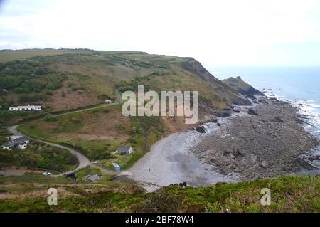 Blick hinunter auf die Straße nach Millook Haven von den Klippen von Bridwill Point auf dem South West Coast Path, North Cornwall, England, Großbritannien. Stockfoto