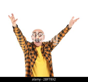 Porträt von emotionalen älteren Mann mit Party-Dekor auf weißem Hintergrund Stockfoto