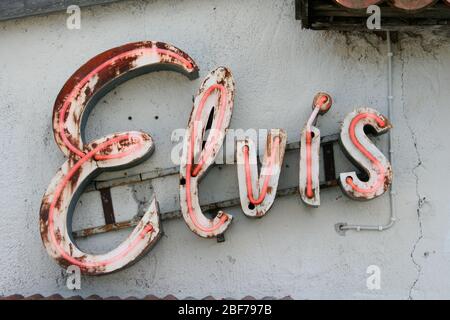 Elvis Schild auf weißem Hintergrund mit rotem Neonlicht. Gefunden in Kutens Bensin auf der Insel Fårö außerhalb Gotlands, Schweden. Stockfoto