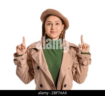 Stilvolle junge Frau zeigt etwas auf weißem Hintergrund Stockfoto