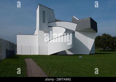 Weiße dekonstruktivistische Architektur Vitra Design Museum Galerie Vitra Campus by Frank Gehry Stockfoto