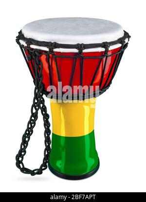 Traditionelle Djembe Handtrommel afrikanische Kultur Percussion Instrument in bunten rot gelb grün ghana Flagge Farben isoliert auf weißem Hintergrund. Traditionell Stockfoto