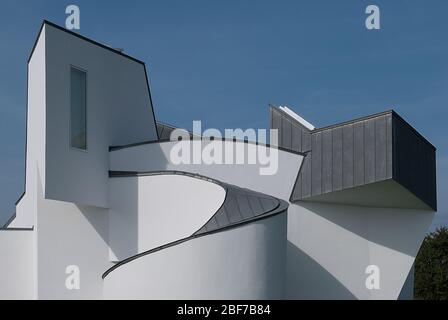 Weiße dekonstruktivistische Architektur Vitra Design Museum Galerie Vitra Campus by Frank Gehry Stockfoto