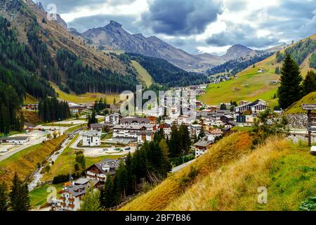 Panoramablick auf das Dorf Arabba und den Passo Pordoi, Dolomiten, Italien. Stockfoto