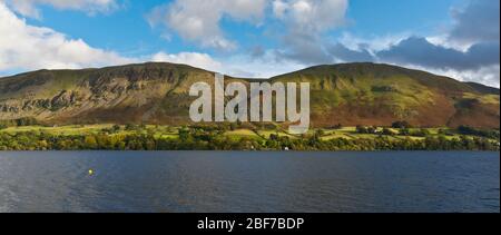 Der Blick über Ullswater nach Barton fiel von Ullswater Far Boathouse bei Watermillock im Lake District Cambrian Mountains Stockfoto