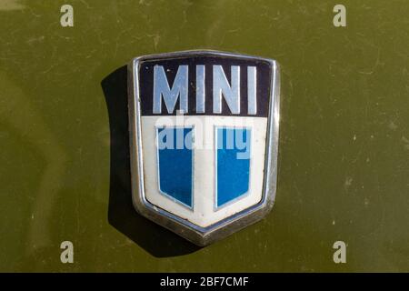 Mini Mark III 70er Jahre Emblem auf grün Stockfoto