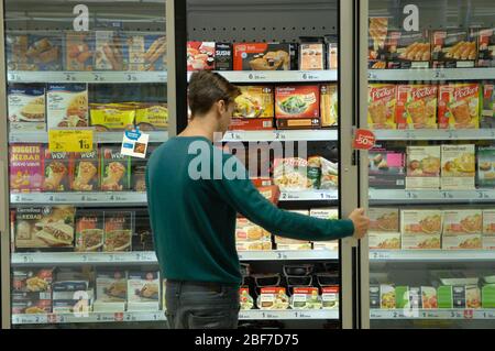 Ein Kunde herauf ein tiefgekühlter Lebensmittel Stockfoto