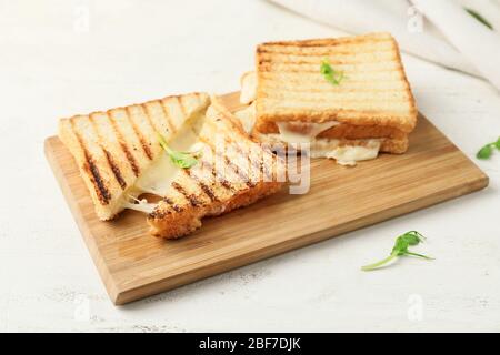 Leckere Sandwiches mit Käse auf dem Tisch Stockfoto