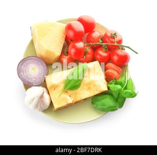 Teller mit Zutaten für Lasagne auf weißem Hintergrund Stockfoto