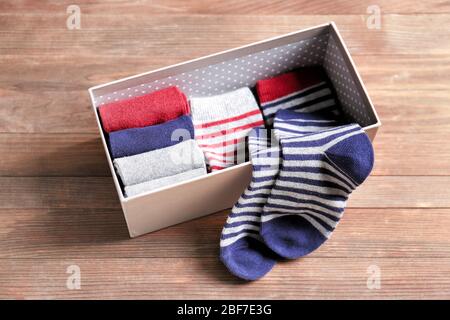 Box mit Socken auf Holztisch Stockfoto