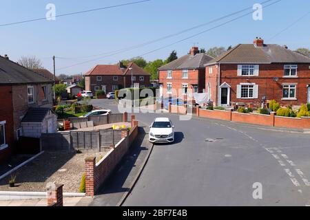 Blick auf den Drive in Shillington in Richtung Springwell Avenue Stockfoto