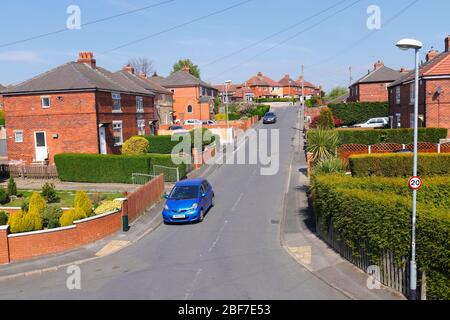 Blick auf den Drive in Svillington in Richtung Neville Grove & Church Lane. Swillington Fisheries erscheint oben in der Mitte des Bildes Stockfoto