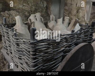 Unter dem antiken römischen Amphitheater befinden sich Hunderte Amphoren. Sie wurden für die Lagerung von Wein und Olivenöl verwendet. Stockfoto