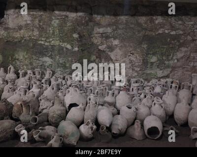 Unter dem antiken römischen Amphitheater befinden sich Hunderte Amphoren. Sie wurden für die Lagerung von Wein und Olivenöl verwendet. Stockfoto