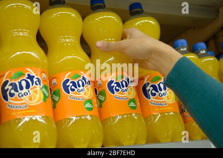 Ein Kunde Aufnehmen einer Fanta Stockfoto