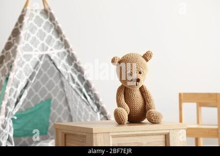 Kuscheltier auf dem Tisch im Zimmer Stockfoto