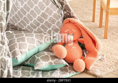 Spielzelt mit Kuscheltier im Kinderzimmer Stockfoto