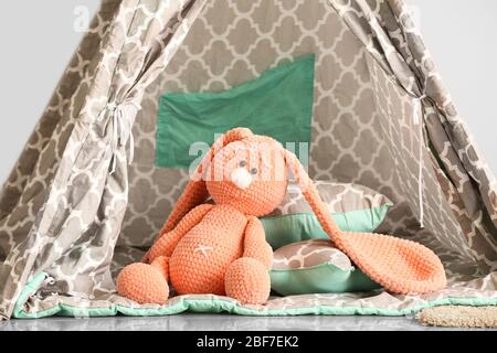 Spielzelt mit Kuscheltier im Kinderzimmer Stockfoto