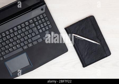 Home Office-Wohnung mit Laptop-Computer Stockfoto