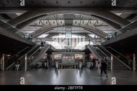 Bahnhof Lissabon. Der Gare do Oriente wurde für die Expo World's Fair 1998 vom spanischen Architekten Santiago Calatrava entworfen. Portugal, Europa. Stockfoto