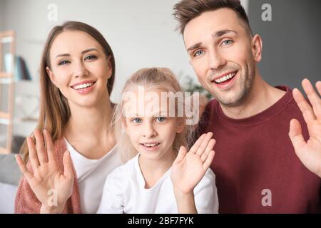 Porträt des Familienvideos zu Hause chatten Stockfoto