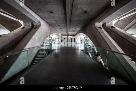 Garo do Oriente, Lissabon, Portugal. Die Symmetrie und die brutale Architektur des Bahnhofs von Lissabon, entworfen vom spanischen Architekten Santiago Calatrava. Stockfoto