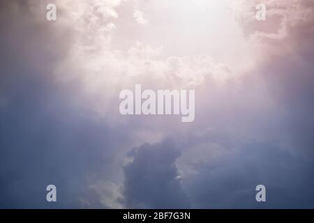 Sonnenlicht durchbricht den dichten bewölkten Himmel Stockfoto