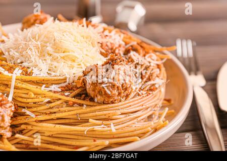 Teller mit leckeren Pasta und Käse auf dem Tisch, Nahaufnahme Stockfoto