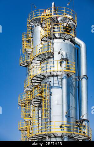 Nahaufnahme von Öldestillationstürmen (Raffiniersäulen) am blauen Himmel. Petrochemische Anlage. Stockfoto