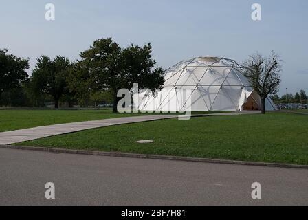 White Lightweight Geodätische Kuppel Vitra Campus von T.C. Howard Synerggetics Nach Buckminster Fuller Stockfoto