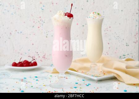 Gläser leckere Milchshakes auf weißem Hintergrund Stockfoto