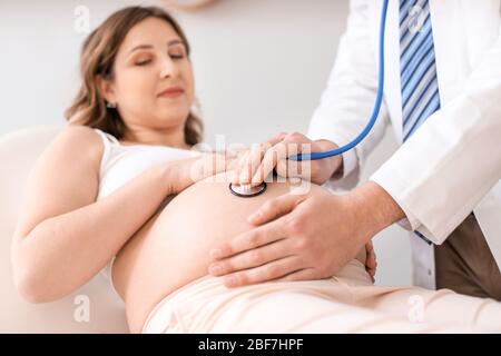 Arzt untersuchen Schwangere in Klinik Stockfoto