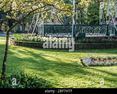 Teil des viktorianischen Musikpavillon und Federbettwäsche in einem öffentlichen Park in Großbritannien. Stockfoto