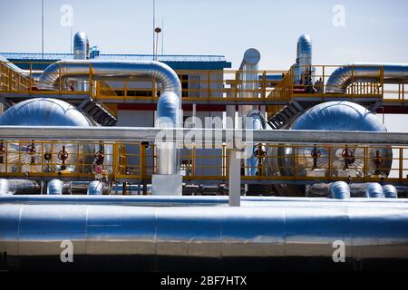 Petrochemische Anlage. Ölraffinerie-Anlage. Metallrohre und Wärmetauscher. Abstrakter industrieller Hintergrund. Stockfoto