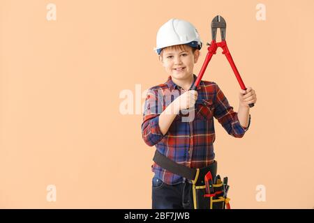 Süße kleine Builder auf farbigen Hintergrund Stockfoto