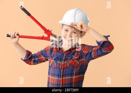 Süße kleine Builder auf farbigen Hintergrund Stockfoto