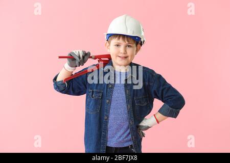 Süße kleine Builder auf farbigen Hintergrund Stockfoto