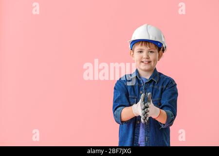 Süße kleine Builder auf farbigen Hintergrund Stockfoto