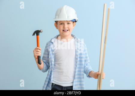 Süße kleine Builder auf farbigen Hintergrund Stockfoto