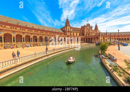 Sevilla, Andalusien, Spanien - 18. April 2016: Renaissance-Gebäude am Plaza de Espana, Panoramablick von der Brücke. Guadalquivir Fluss mit Stockfoto