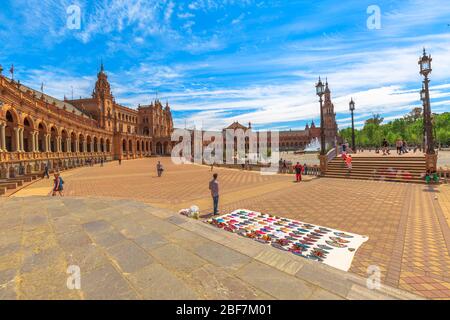 Sevilla, Andalusien, Spanien - 18. April 2016: Straßenverkäufer von typisch spanischen Handfans auf der Plaza de Espana mit Zentralgebäude mit Säulen. Spanien Stockfoto