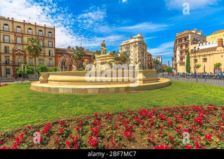 Sevilla, Andalusien, Spanien - 18. April 2016: Landschaft des Brunnens von Puerta de Jerez oder Jerez Tor umgeben macht Blumen. Sevilla ist ein künstlerisches Stockfoto