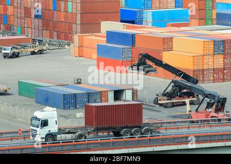 Gabelstapler beladen Container am Containerterminal. Logistik Import Export Hintergrund und Transport-Industrie von Gabelstapler Handling Container Box Last Stockfoto