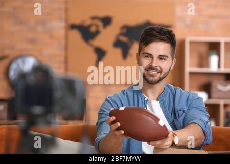 Junge männliche blogger Video zu Hause Stockfoto