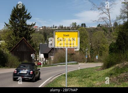 17. April 2020, Baden-Württemberg, Sulz am Neckar: Ein Auto fährt am Ortsschild Sulz am Neckar vorbei. Aufgrund der erhöhten Koronazahlen in Sulz am Neckar (Landkreis Rottweil) sind dort seit 17.04.2020 Masken vorgeschrieben. Foto: Silas Stein/dpa Stockfoto