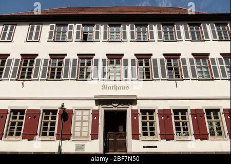 17. April 2020, Baden-Württemberg, Sulz am Neckar: Außenansicht des Rathauses. Aufgrund der erhöhten Koronazahlen in Sulz am Neckar (Landkreis Rottweil) ist dort seit 17.04.2020 eine Maskenpflicht in Kraft. Foto: Silas Stein/dpa Stockfoto